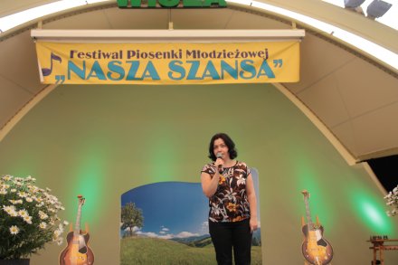 Dyrektor Wiślańsiego Centrum Kultury Katarzyna Czyż-Kaźmierczak składająca podziękowanie jurorkom oraz wszystkim uczestnikom festiwalu